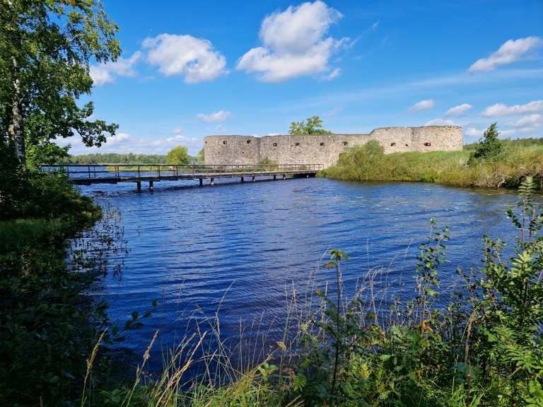 Kronobergs slottsruin vid Helgasjön, sedd från en gångbro